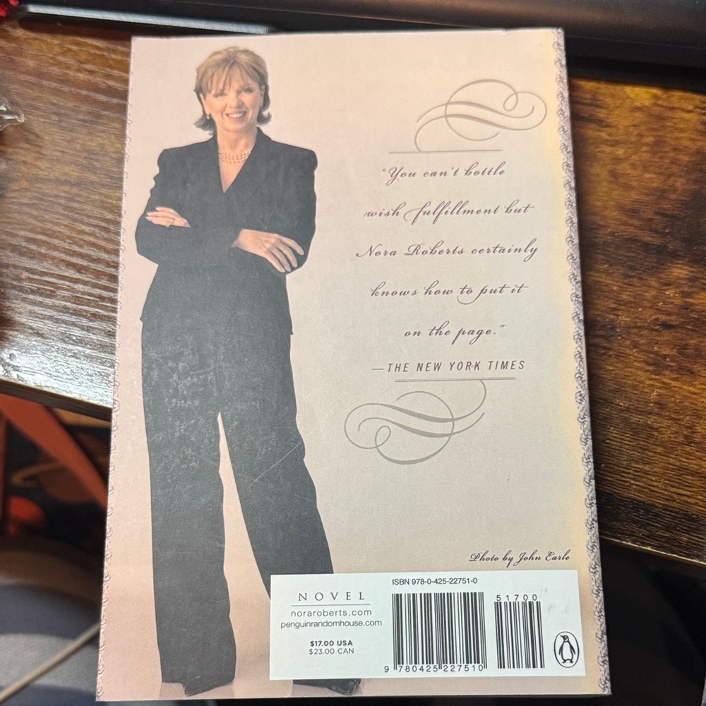 Nora Roberts Vision in White (The Bride Quartet, Book 1) - Picture 2 of 3